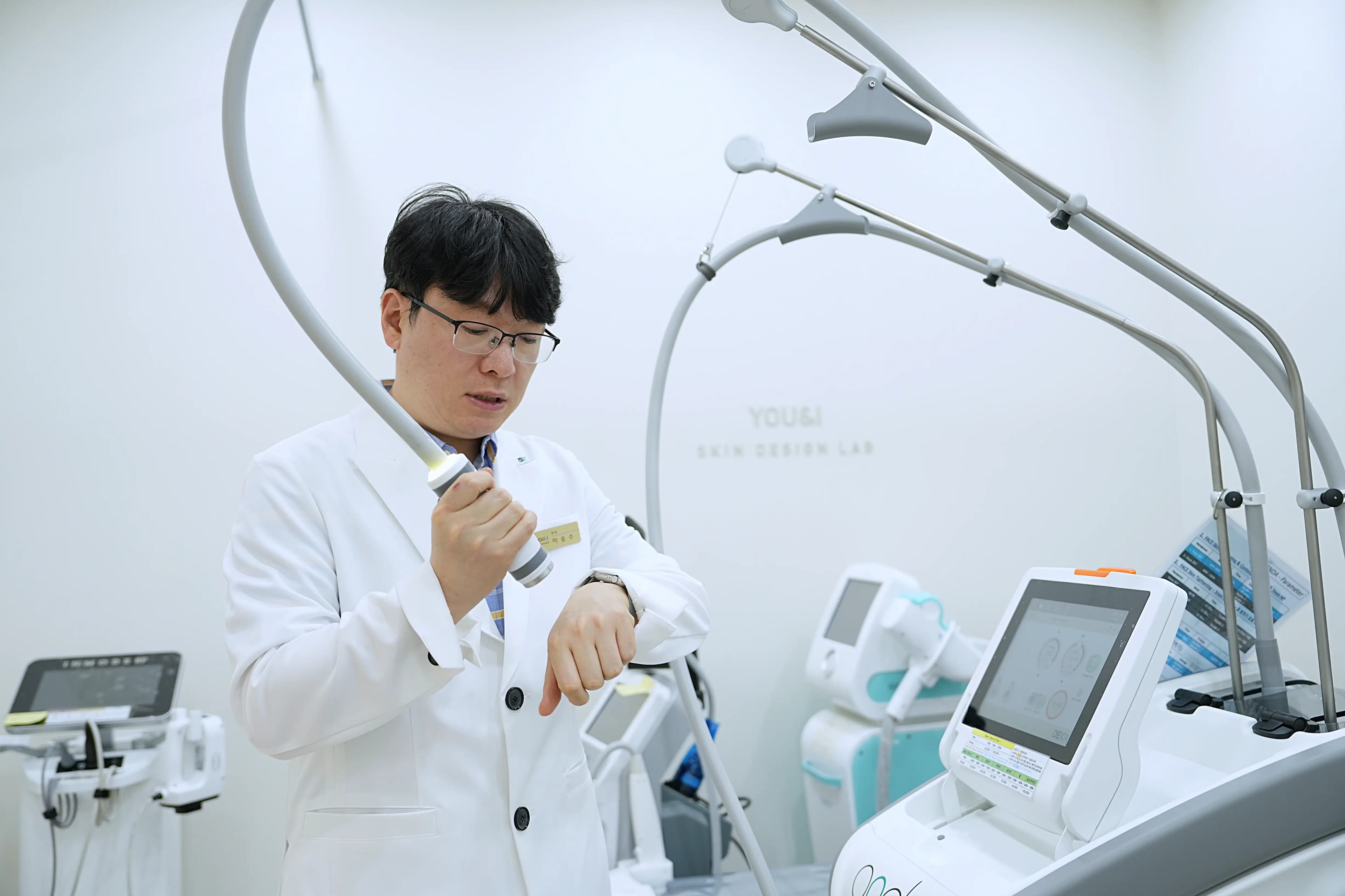 유앤아이의원 시흥배곧점 이승수 대표원장의 온다리프팅 장비 시연 및 설명
